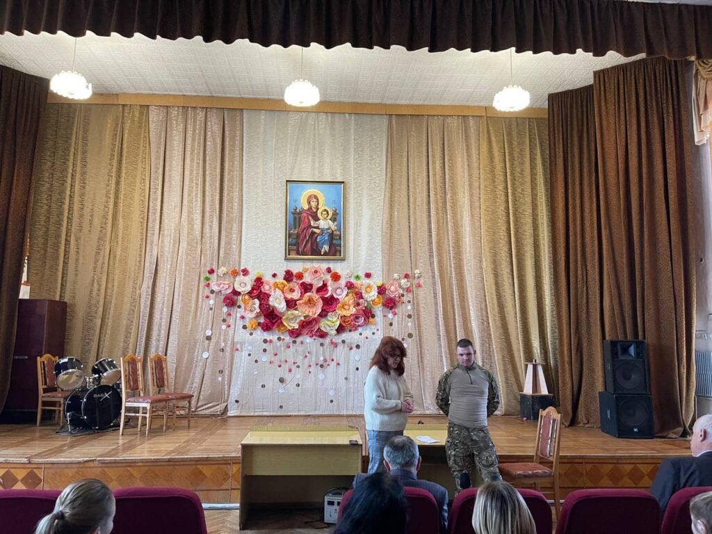 У Самбірському педагогічному коледжі імені Івана Филипчака відбулася зустріч з випускником відділення фізичного виховання Юрієм. 311917669 1701318510268078 2936872339062611557 N 1024x768